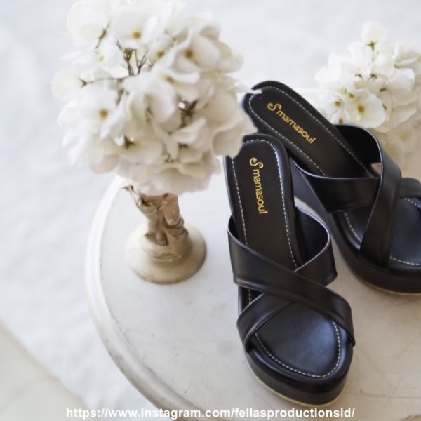 Jasa Foto Produk di Semarang - Sepatu Hitam dan Bunga